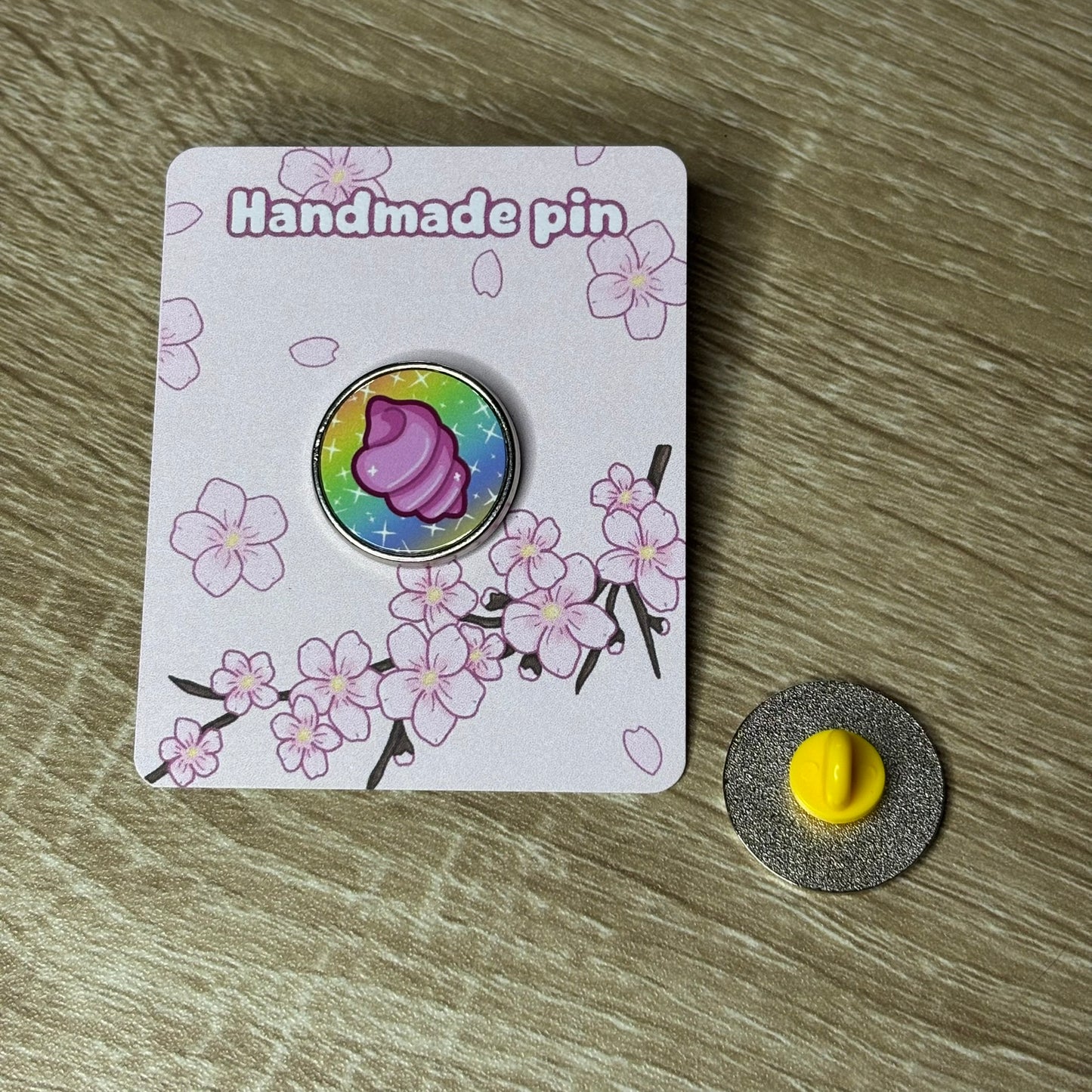 Rainbow sea shell pin | Ocean, beach, travel, aesthetic, colourful, kawaii, collectable, badges